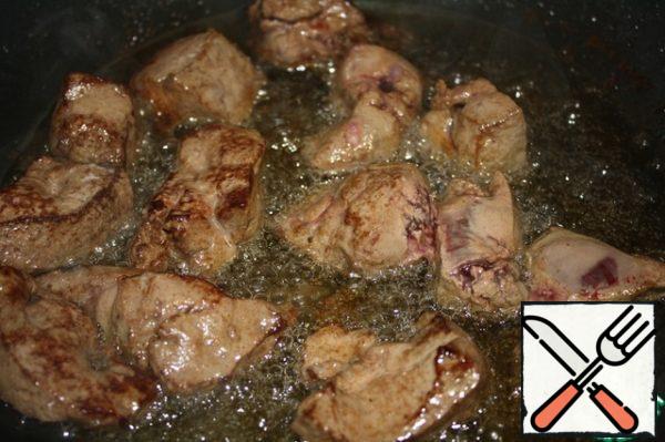 Remove the film from the liver and cut into cubes.
Heat the oil and fry the liver quite a bit, until light golden brown.
Put it on a plate and cover with a lid.
