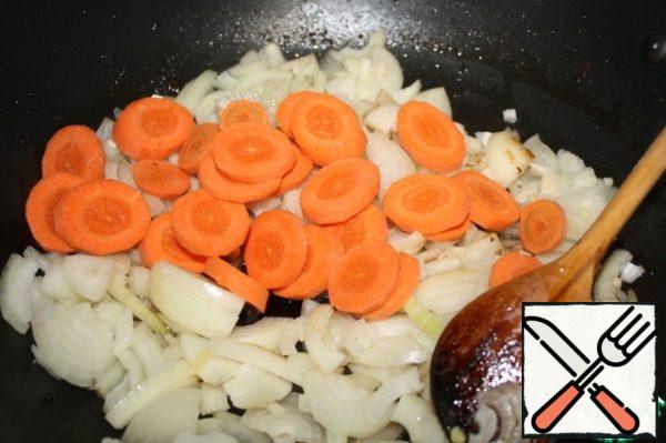 Begin to fry onions and carrots.
Fry for about 8 minutes stirring constantly.
Pepper to taste.