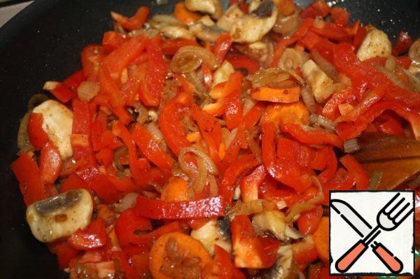 The last are the peppers, salt everything to taste. Add tomatoes and sugar.
Mix well and pour water.
Simmer under the lid on low heat for about 20 minutes.
Then add the liver, I cut the bars into smaller ones.
Pour the wine and stew for another 30 minutes.