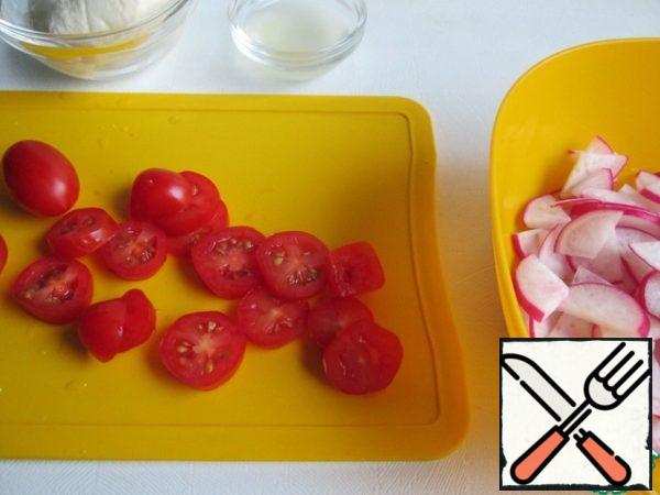 From half of a lemon squeeze the juice.
Radish cut in half and then cut into thin plates.
The cherry tomatoes cut in half or quarters. I took cherry plum shape, they are convenient to cut into circles.