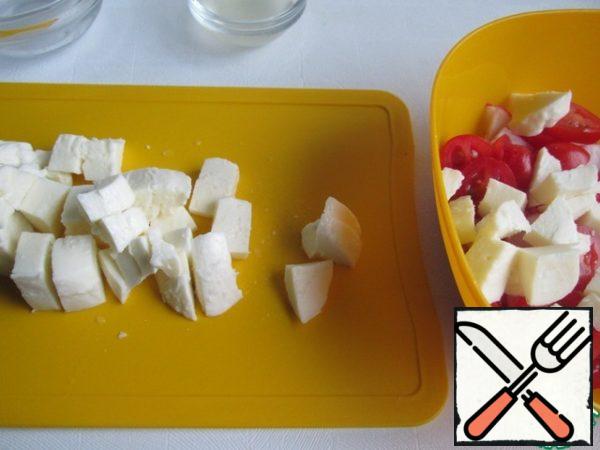 Cut the mozzarella into cubes (or arbitrarily) and put it in a salad bowl.
