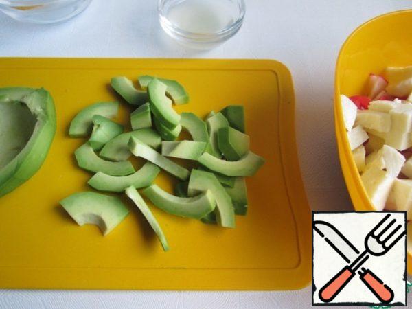 Cut the avocado lengthwise, remove the bone and remove the pulp. Then cut into longitudinal stripes.