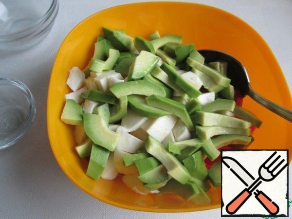 Mix the avocado slices with lemon juice and add to the vegetables. Add salt, 2 tablespoons of olive oil (or to taste) and mix.
