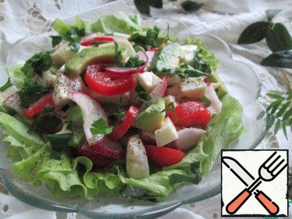 In the salad bowl, which will be served on the table, first you need to put the lettuce leaves, after tearing them with your hands.
Put the prepared salad on top, pepper to taste and garnish with chopped herbs. I added parsley.