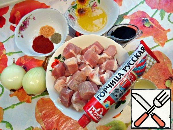 To prepare the dish, we will need boneless pork, cut into medium pieces. Honey, soy sauce, onion, ground paprika, pepper, salt and sunflower oil. My mustard is spicy and has a strong rich taste. But you can take mustard with a mild taste or sweet.
