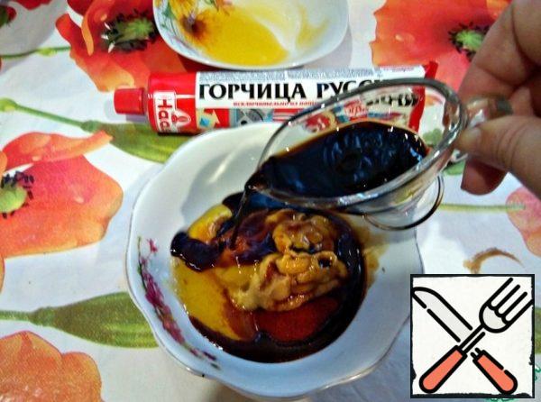 In a separate bowl, mix ground paprika, black pepper with mustard and honey, add soy sauce and salt. Mix everything thoroughly.

