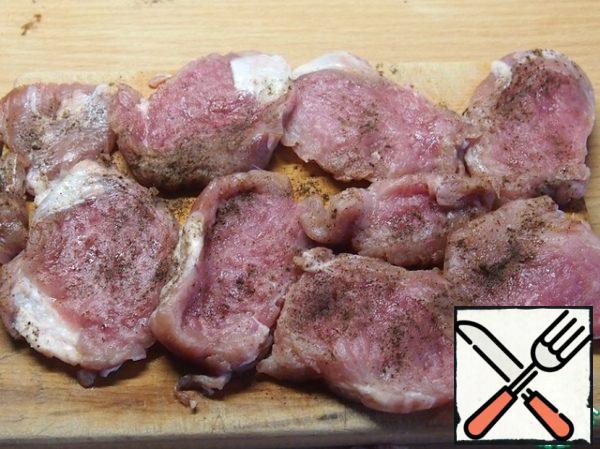 Pork tenderloin cut into small plates 3 cm thick, ie, make the so-called medallions. Meat to discourage, salt and pepper.