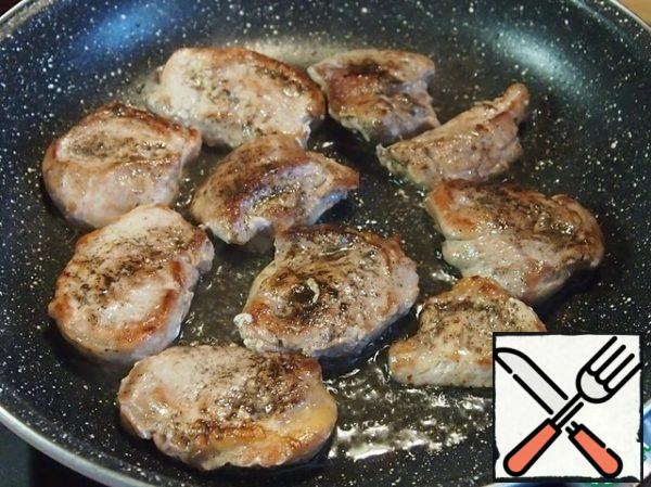 On sunflower oil (MLI olive, as you like) fry the meat on both sides until a crust. Fire to reduce and finish roasting it until tender. Prepared meat remove from the pan and set aside.