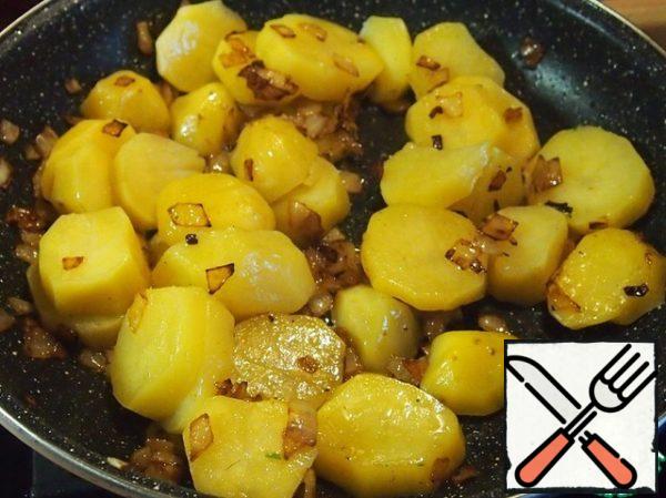 Pour the onion into the pan and fry until soft. Add the butter and fry the onion until golden brown. Cut the potatoes into slices 1 cm thick or slightly larger and add it to the onion. Gently stir with a spatula and fry a little, just 1 minute.
