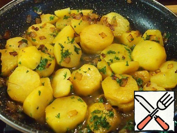 As soon as the frozen broth melts in a frying pan (do not heat well frozen), add the parsley, stir.

