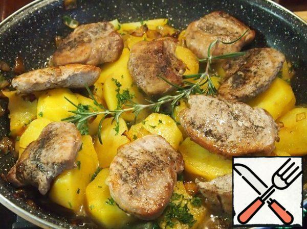Put the meat medallions on the potatoes, a sprig of rosemary (or a couple of pinches of dry), cover the pan with a lid and heat everything over low heat so that the cooled meat becomes hot, and the rosemary releases all its flavors.
