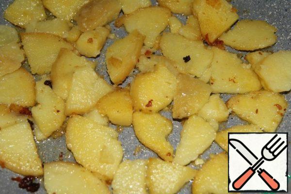 It is better to boil potatoes "in a uniform" that it did not boil. Cut into slices and fry in the same oil where the cabbage was fried. Also shift on a plate.