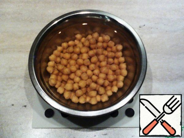 Fill the chickpeas with water at room temperature and leave to swell overnight. This is how it will look after the specified time.
