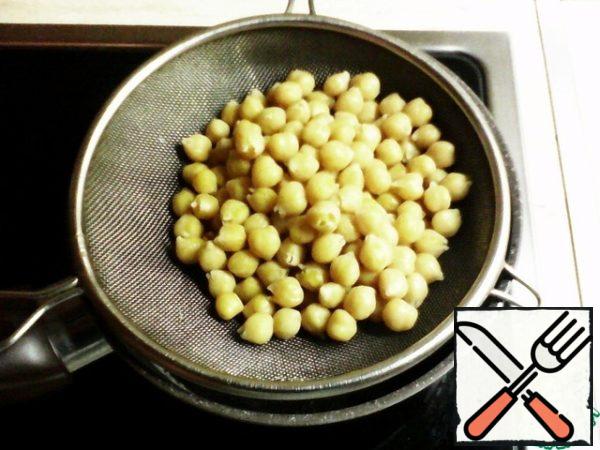 Wash peas, fill with cold water and cook after boiling for 50 minutes. Do not add salt! He must be fully prepared, but remain whole, not boiled.
Then throw on a sieve.