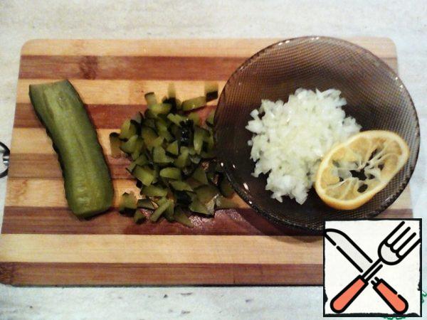 Finely chop the onion and marinate in lemon juice for 10-15 minutes.
Cut cucumbers into medium-sized pieces.