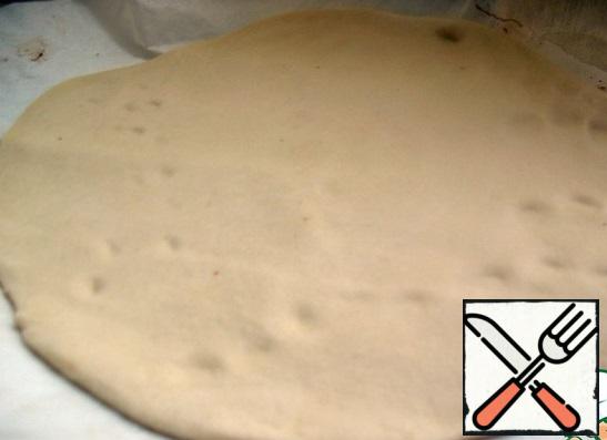 In warm milk dissolve sugar and yeast and let stand for 10 minutes.If you do in a bread maker:
Sift the flour, pour the milk with yeast, butter, salt and put on the "Pizza" mode (two 10-minute kneading, alternating with two 10-minute climbs)If you manually:
Salt sift with flour, add the liquid mixture, pour the oil at the end. Knead for 5 minutes until smooth dough.
Grease the container with oil for lifting, roll the dough with a ball and put it in a warm place for half an hour in the container. Cover the container with a film.Ready divide the dough in half and stretch with hands into a thin 2 circles (you can roll).