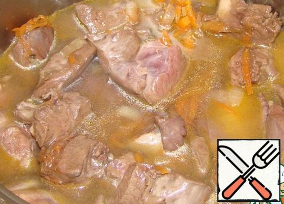Salt... poperchit... add spices.. spoon flour... a spoonful of tomato paste... stir.. if necessary, transfer to a deep bowl(Duckling.. or a pot... put the Bay leaf down... cover with water.. so the meat was covered completely... bring to the boil and let simmer under the lid for 40 minutes.