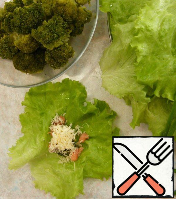 Choose large lettuce leaves. Spread your favorite filling on each sheet. I have boiled broccoli + salmon + cheese.
