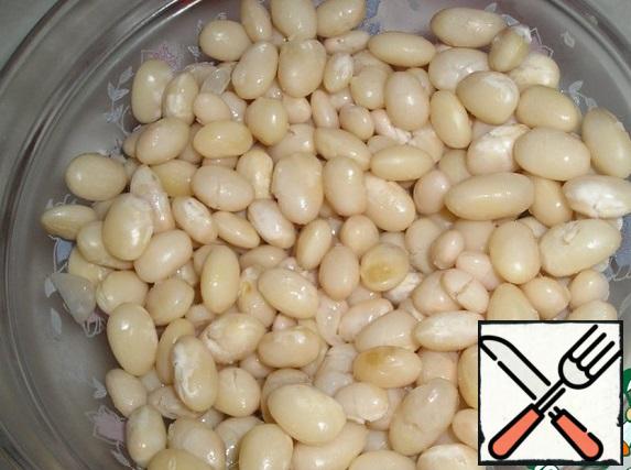 Soak the beans for a day. Every 5-6 hours change the water, cook. Boiled water-drain, pour a new one. For 40 minutes, cooked. Salt add at the end of cooking.