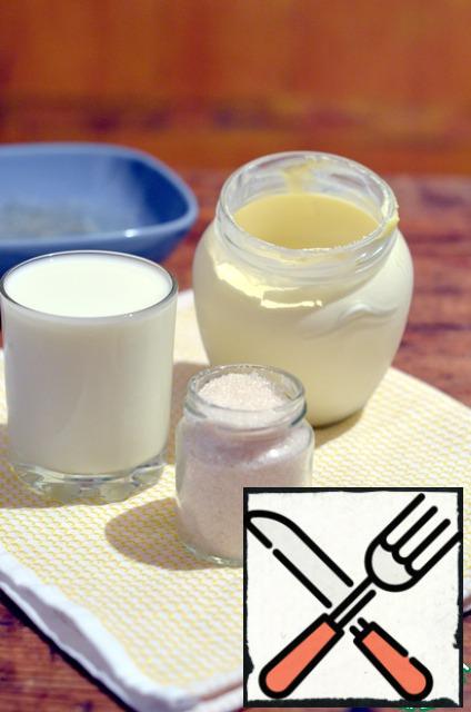 Pour into a saucepan with a thick bottom of milk, cream, sugar and half a vanilla stick.