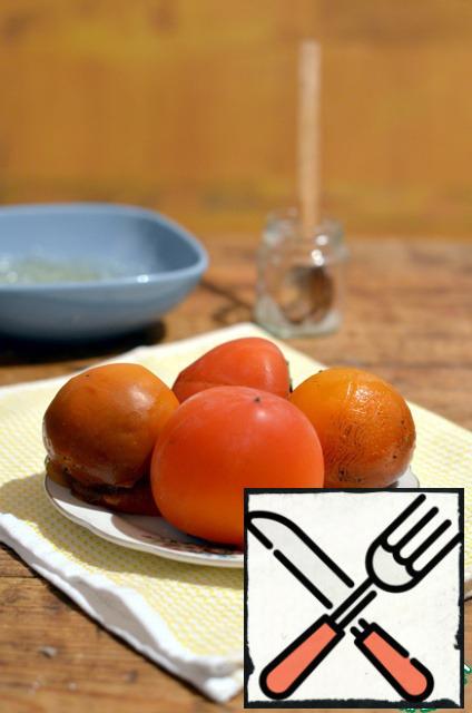 Meanwhile, wash the persimmons, we will need very ripe, soft.