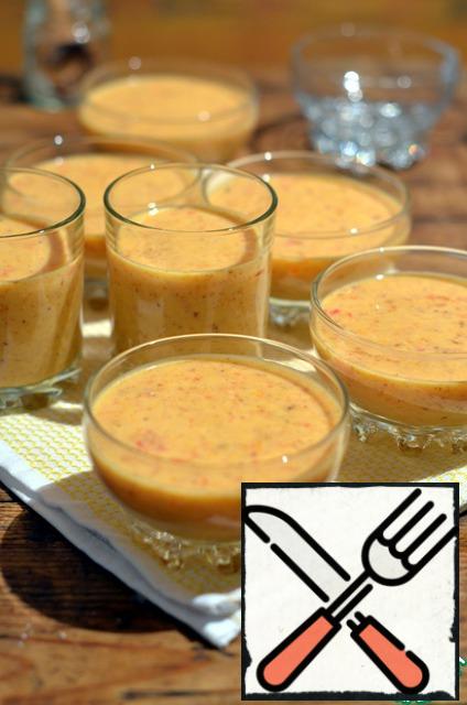 Now remove from the milk mixture with vanilla stick.
Squeeze the gelatin and add it to the milk mixture, mix well to dissolve the gelatin.
Then pour the mixture into the pulp of persimmons and beat with a blender.
Pour on the cream and send them to the refrigerator for 8 hours.