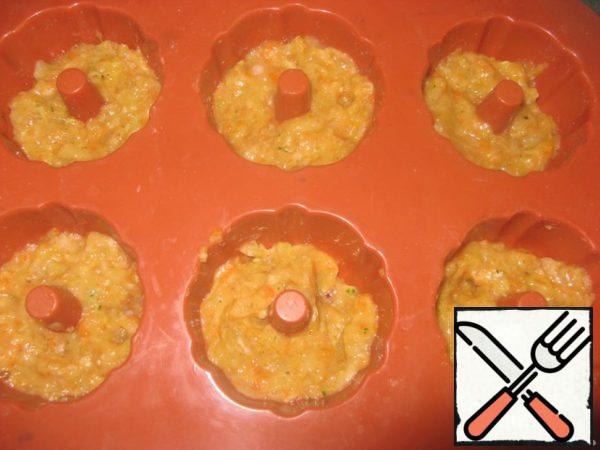 Spread the minced meat in layers in molds for cupcakes.