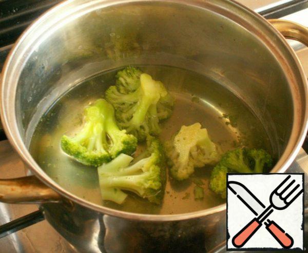 In salted water, boil the broccoli for 10 minutes.
