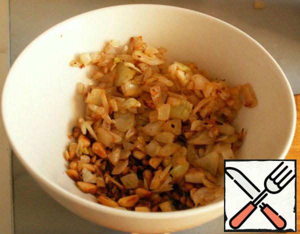 Pine nuts finely chop, lightly fry.
Onions finely chop, fry in sunflower oil until Golden brown.
Mix.