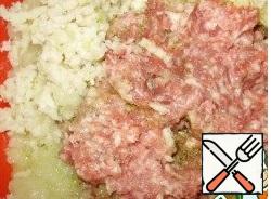 The minced meat grind the onion, garlic, potatoes. Soften the bun in milk or water, squeeze and crumble into minced meat. Add egg, salt, pepper and mix thoroughly.