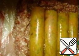 Put the minced meat on the film, level and form a rectangle. Put the stuffed pasta on top of the minced meat.