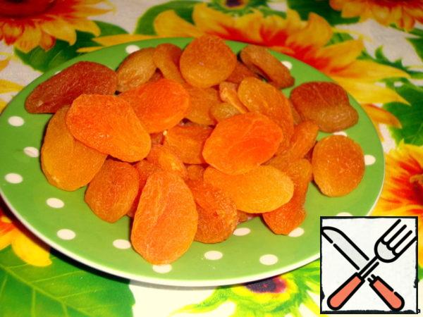 Wash the dried apricots and pour into a pan.
