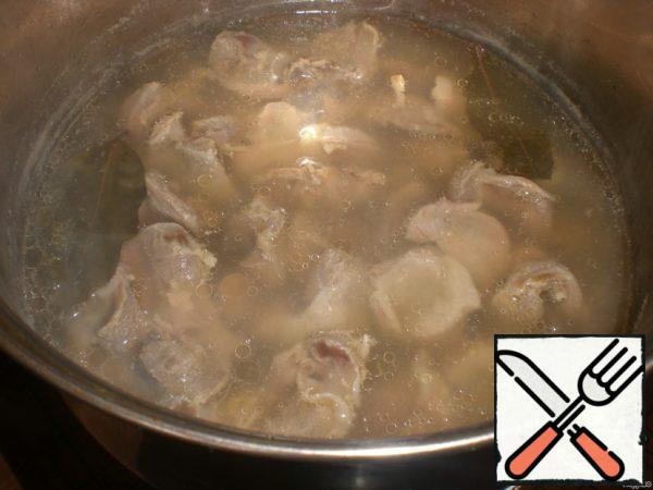 Chicken ventricles clean, rinse well and boil until tender with the addition of black pepper and Bay leaf.