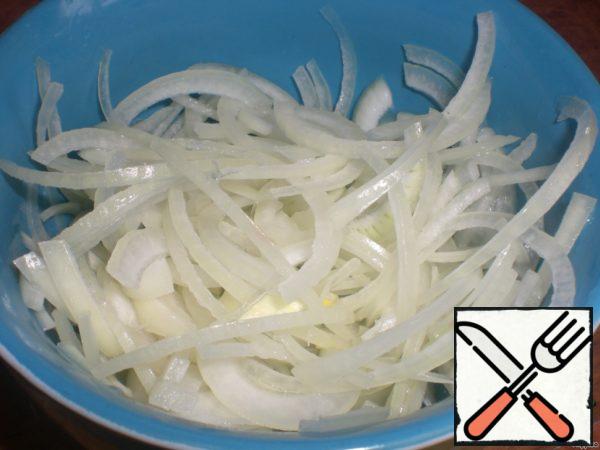 Clean the onion and cut it into thin half-rings.
Fill the onion with vinegar and leave for 20 minutes to marinate.
When marinated, drain in a colander to drain all liquid.