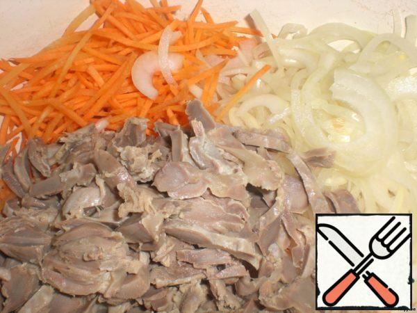 Put the ventricles, carrots and onions in a salad bowl.
