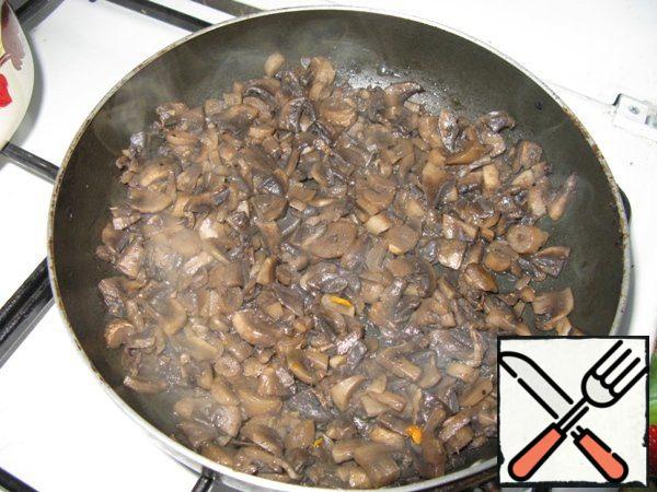 Mushrooms fry in sunflower oil until tender.