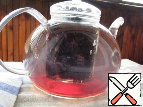 Washed raisins put in a teapot and pour boiling water. Sugar is not necessary to add-see the following photo.