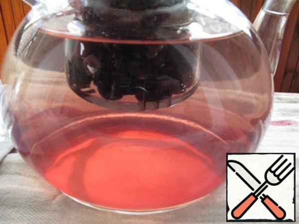 And here's the sugar - if you look closely, the photo shows streaks or waves inside the kettle - it dissolves sugar and is seen thicker than water syrup. For reference: there is more glucose and fructose (natural sugar) in raisins than in grapes, up to 8 times. At the same time, in some grape varieties, the sugar content reaches 20%.