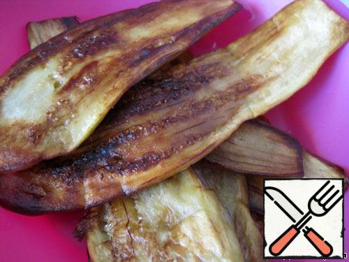 Clean the eggplant and cut into thin layers, fry on both sides in vegetable oil (freshly roasted should be crispy).