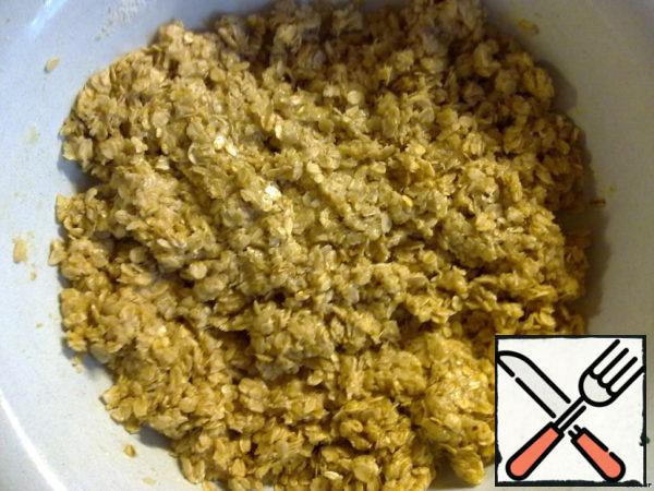 In the container, mix all the dry ingredients for the oat layer: oat flakes, sugar, soda, salt and flour.
Melt the butter in a water bath, pour it into a dry mixture and mix thoroughly.