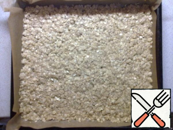 Fill 1 Cup with oatmeal and set aside.
The rest of the oatmeal dough spread on a baking sheet, lined with baking paper. Bake in a preheated 170 degree oven for 10-12 minutes, then remove and allow to cool.