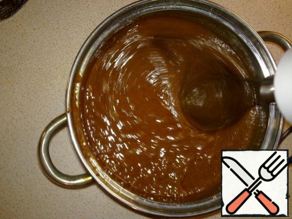 Continuing to beat the eggs, pour the chocolate mass in a thin stream (if the chocolate is too hot - cool it so that the eggs do not curl). Pour the resulting chocolate-egg mixture into the flour mixture and mix well. The dough is the consistency of thick cream. Distribute the chocolate dough evenly over the cooled oat layer, cover the top with the dough with oat flakes (in my case it is 1 glass, but I advise you to postpone more - I did not have enough, and it is better to use more oatmeal in the manufacture of dough). Put a baking sheet and preheated to 160 degrees oven. Bake for 35-40 minutes-oat flakes on top of brown will cover a Golden crust. Check the readiness of the cakes with a skewer - it should not be dry and clean, as soon as small homogeneous grains remain on it, then the dessert is ready.
(Brownie in the finished form should have a slightly damp structure. It is important not to overdry brownie - agree, over-dried dessert is unlikely to bring anyone pleasure, however, as raw undercooked dough. So, the main thing here is to catch the right moment.)
Ready to leave the cake to cool in the oven, slightly opening the door. Remove the cooled cake from the pan and put it in the refrigerator for 6-8 hours (I had a night).
