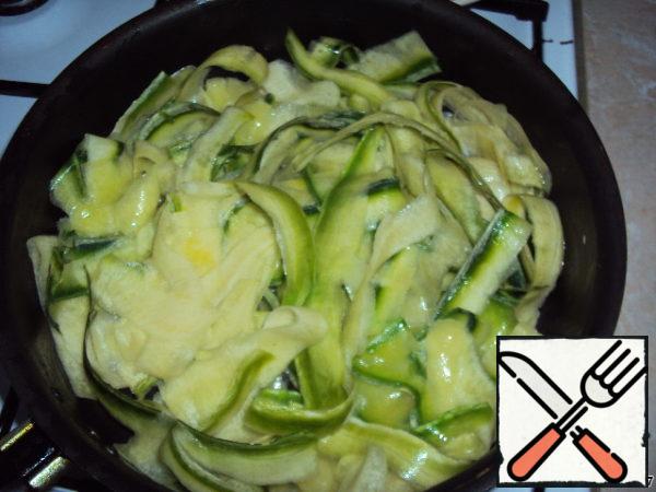 Heat the oil in a frying pan and put the noodles on it, stir with a spatula, fry for 1 minute.
