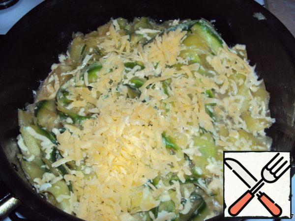Pour the sauce, add sesame, salt and pepper the noodles, stir and fry for 1-2 minutes. Then add grated cheese.