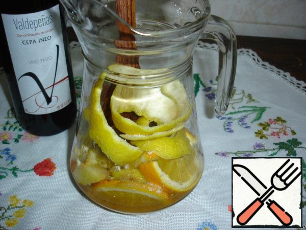 Prepared fruits put in a jug, add the juice and lemon zest, sugar, cognac, cinnamon.