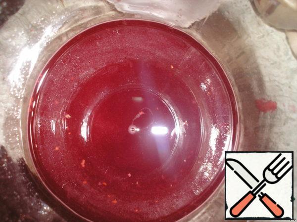 After this time, remove the zest and tea bags, add cranberry juice, water and sugar or honey. Try to taste, if necessary, add more sugar. Stir.
I use fresh cranberry juice. If you use any juice bought in a store, then at this stage add 1 liter of juice without water. 