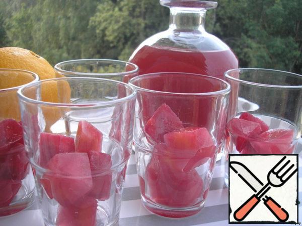 Ready ice cubes spread out on glasses. Pour chilled tea.
Bon appetit!