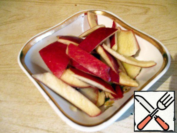 Wash fruit. Remove from the Apple peel capturing more pulp, cut it into large pieces.