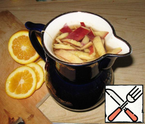 In the pitcher put the peel of apples, peaches, orange crusts, orange pulp, strawberries (you can mash with a fork) and a bag of black tea, sugar if desired. Pour boiling water and leave for 10-15 minutes.