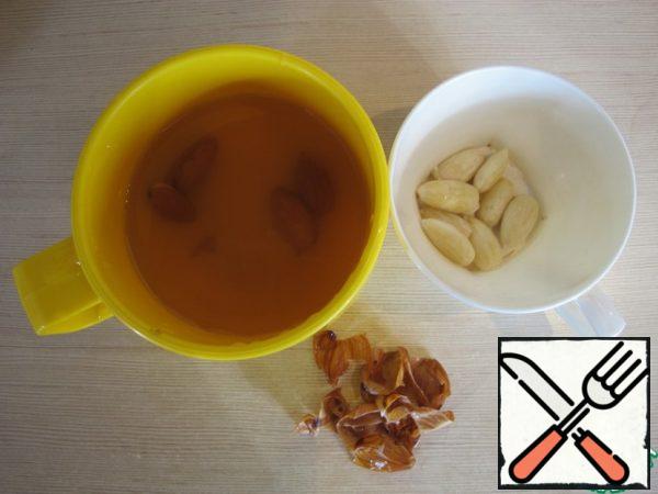 Preparation of liquor begins with the preparation of almonds.
Fill it with boiling water, give a little stand and clean.